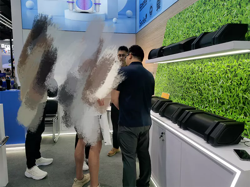 Canton Fair Day 1 Live! Kiehtova tekninen kokemus Hall 8.1 J16-17: ssä
